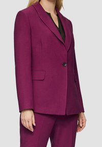 Magenta skräddarsydd kavaj med slagkrage, enkel knäppning och sidfickor. Tillverkad av ett mjukt tyg med en strukturerad passform.