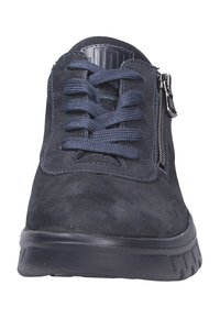 Czarne zamszowe sneakersy z zapięciem na sznurowadła i boku na zamek błyskawiczny. Gruba gumowa podeszwa z teksturowanym uchwytem. Gładkie wykończenie z minimalnymi detalami.