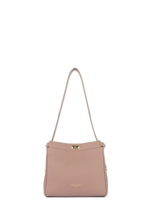 Beige leren handtas met een gestructureerde vorm, gouden hardware en een enkele schouderriem. Voorzien van een bovenklep en logodetail aan de voorkant.