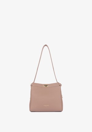 Sac à main en cuir beige d'une forme structurée, avec une quincaillerie dorée et une bandoulière unique. Il dispose d'un fermoir sur le dessus et d'un détail de logo à l'avant.