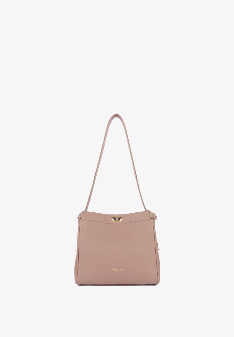 Borsa a tracolla in pelle beige con forma strutturata, hardware dorato e una singola tracolla. Presenta una chiusura superiore e un dettaglio del logo sulla parte anteriore.