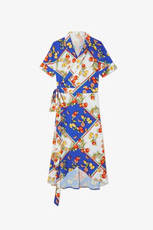 Cvjetna haljina s kratkim rukavima, koja se ističe plavom podlogom, bijelim panelima i pojasom na vezanje. Uzorci naranči i limuna u geometrijskom dizajnu.
