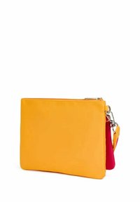 Borsetta gialla con cerniera, dalla texture liscia, con un accento rosa su un lato e hardware argentato per l'attacco di una tracolla.