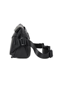 Borsa a spalla nera realizzata in materiale durevole, con una ampia tracolla, fibbie regolabili e numerosi scomparti con cerniera per lo stoccaggio.