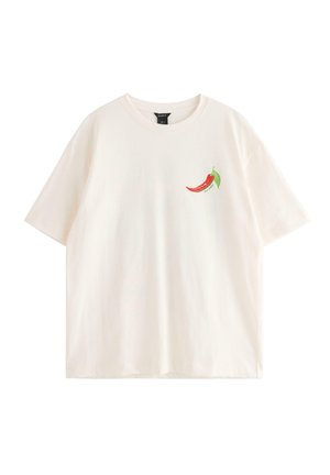 Hvid t-shirt med korte ærmer med et lille rødt chilipeber-grafik og grønne blade på venstre brystområde.
