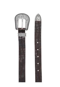 Καφέ δερμάτινη ζώνη με υφή κροκοδείλου, ασημένια εφημενομένη αγκράφα και μυτερή άκρη· περιλαμβάνει πολλαπλές τρύπες για ρύθμιση.