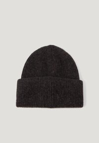 Μαύρο πλεκτό καπέλο beanie με ραβδωτή υφή και διπλωμένο γείσο. Φτιαγμένο από μαλακό, παχύ υλικό, με στρογγυλή σχεδίαση στην κορυφή.