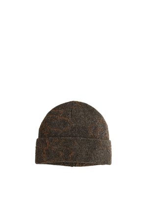 Gorro de lana marrón oscuro con un borde doblado y sutiles patrones florales naranjas tejidos en la tela.