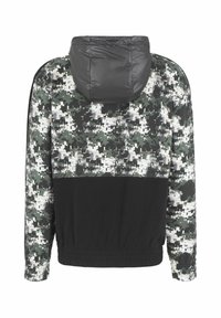 Giacca con cappuccio caratterizzata da un motivo mimetico a mosaico nei colori verde, nero e bianco, con una parte inferiore solida nera a contrasto e polsini elastici.