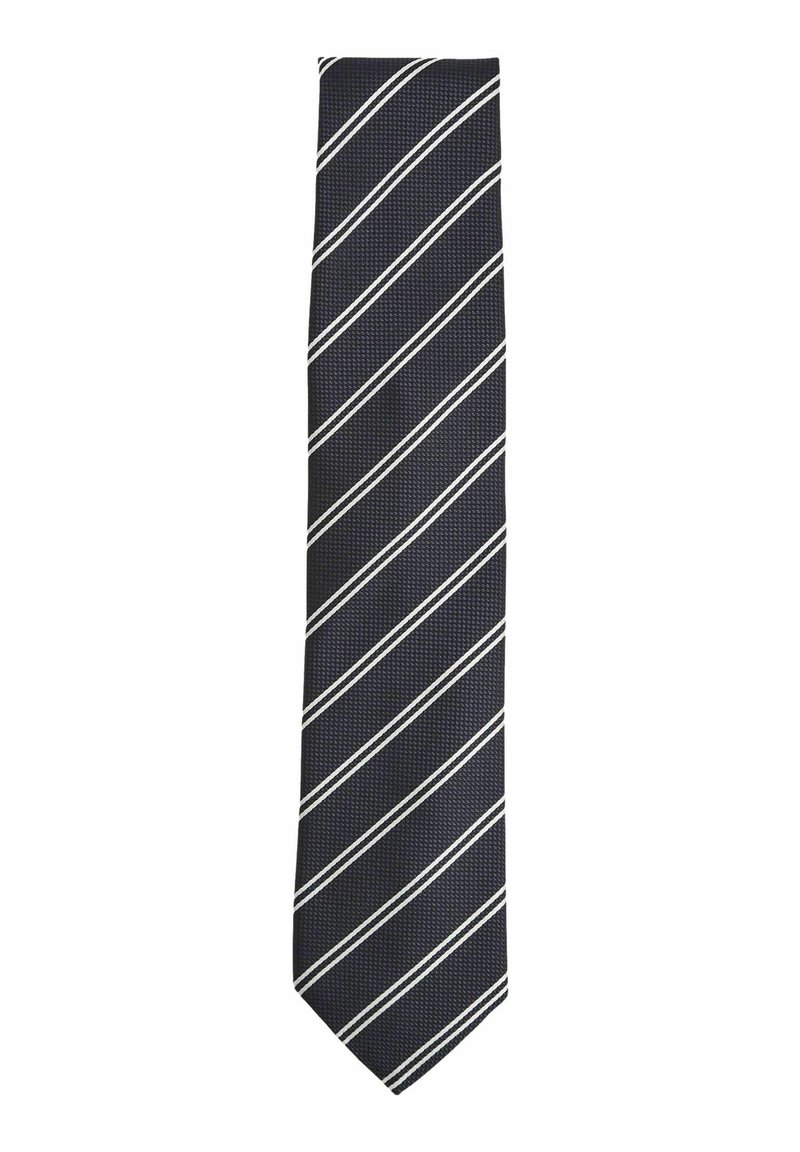 Cravatta blu navy con un motivo testurizzato, caratterizzata da strisce bianche diagonali. La cravatta è sottile, con una punta appuntita e una finitura liscia.