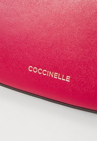 Coccinelle MERVEILLE COCKER - Borsa a mano - sangria