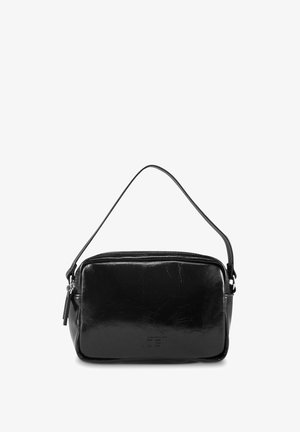 Borsa a spalla in pelle nera con una texture liscia, forma rettangolare, manico singolo, chiusura con zip superiore e logo del marchio impresso sul davanti.