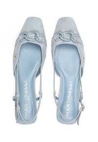 Sandales à talons en suède bleu clair avec des bouts carrés, des accents en chaîne décoratifs et des brides de cheville. Doublure intérieure douce et détails de logo.