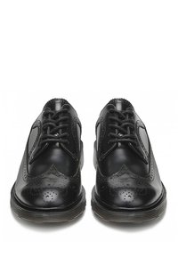 Scarpe da uomo in pelle nera con design a wingtip, dettagli perforati, punta arrotondata e suola piatta. Presentano lacci tradizionali e una finitura liscia.