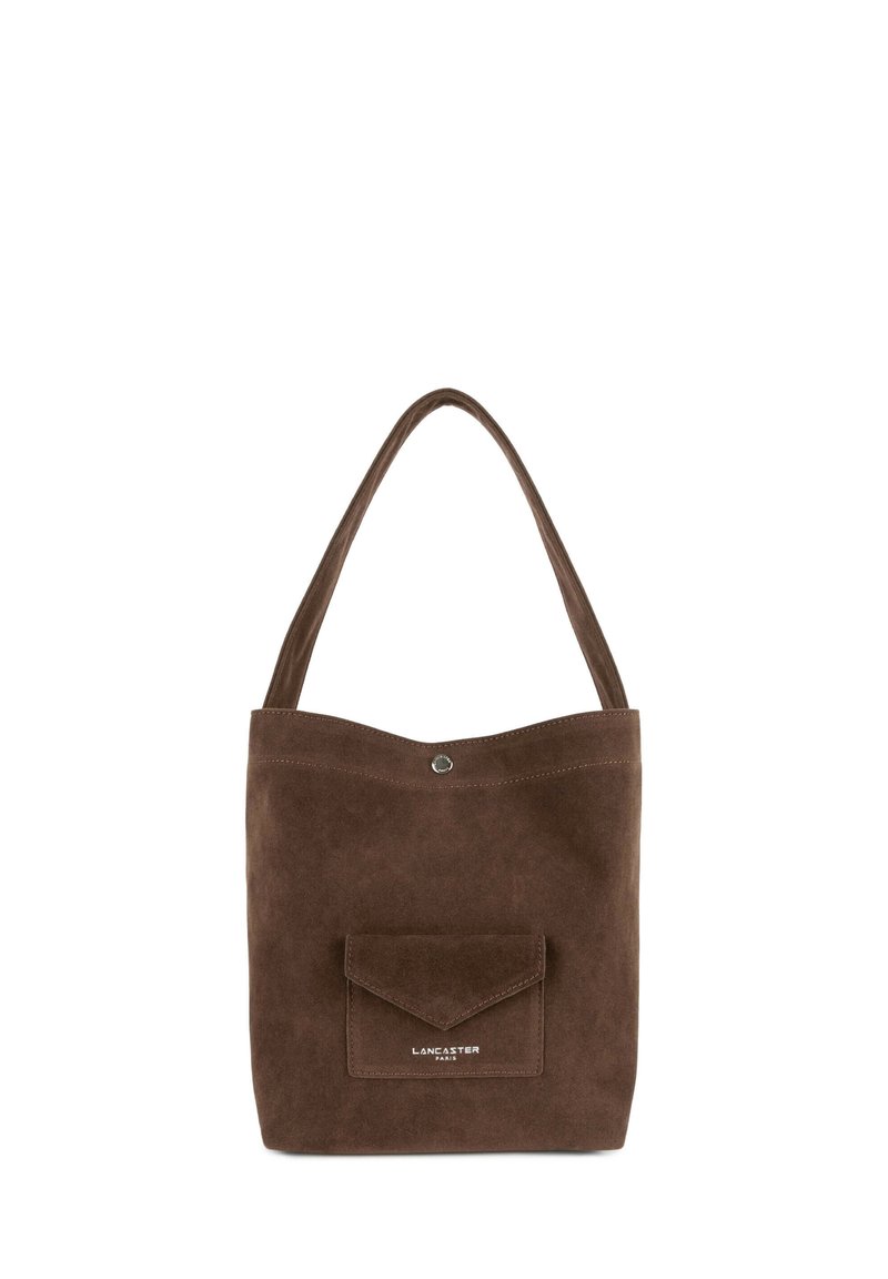 Borsa tote in camoscio marrone con texture liscia, parte superiore curva e tasca frontale con pattina. Caratterizzata da dettagli in metallo argentato e logo.