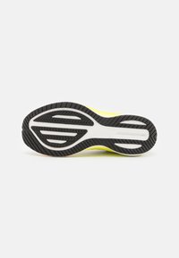 Suola in gomma nera con un motivo a zig zag, accentuata da una intersuola gialla neon e dettagli bianchi, che enfatizzano il comfort e la trazione.