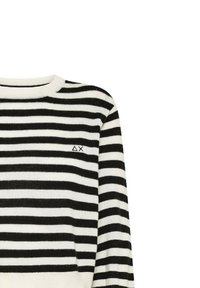 Maglione a righe bianche e nere con collo rotondo e un piccolo logo ricamato sul petto. Il tessuto appare morbido e con una consistenza piacevole.