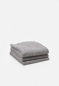 Una coperta di lana grigia piegata ordinatamente con una texture morbida. Presenta un design classico con bordi semplici e un leggero motivo melange.