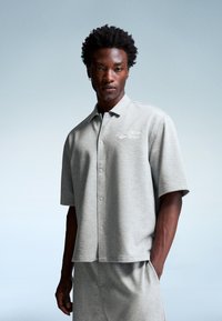 Bershka EMBROIDERED SHORT SLEEVE - Ing - dark grey