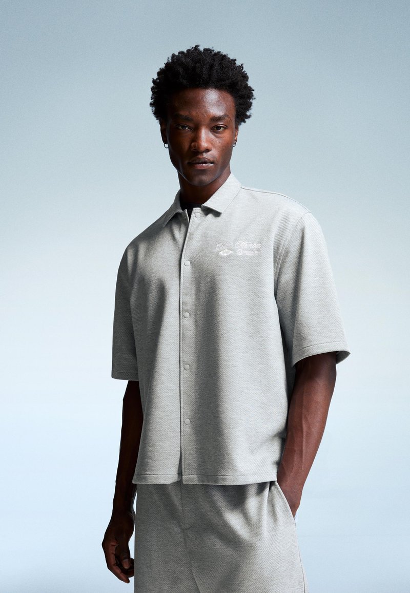 Bershka EMBROIDERED SHORT SLEEVE - Košeľa - dark grey