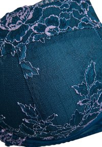 Teal kanten beha met bloemenborduursel, met een textuurstof en een gladde afwerking. Het ontwerp bevat ingewikkelde patronen en delicate stiksels.