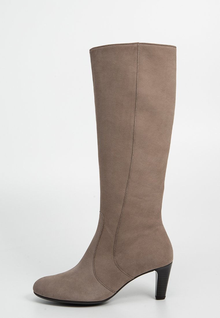 Knielange laarzen gemaakt van taupe suede met een ronde neus en een gebogen naadontwerp, met een blokhak van 3 inch.