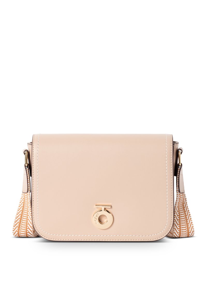 Beige Lederhandtasche mit goldenem Logo und einem gemusterten, gewebten Tragegurt. Verfügt über eine Klappenverschluss und weiße Nähte entlang der Kanten.