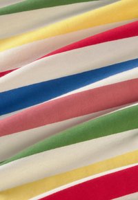 Tissu doux avec des rayures horizontales en vert, jaune, rouge, bleu, rose et blanc, montrant la texture et des plis doux.
