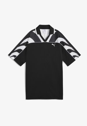 Czarny sportowy shirt Puma z krótkim rękawem, z białym wzorem w paski zebry na ramionach i rękawach oraz logo Puma na klatce piersiowej.