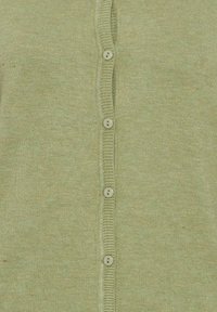 Gilet tricoté vert clair avec un devant boutonné composé de six boutons crème, des bordures côtelées et une texture douce. Design minimaliste.