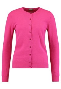 Ljusrosa cardigan i mjukt tyg, med rund halsringning, långa ärmar och knäppning framtill med matchande knappar.