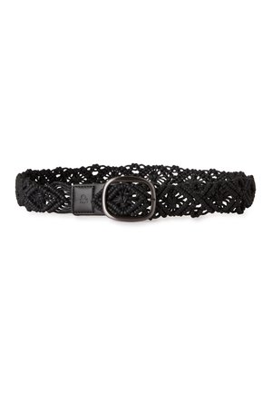 Ceinture en tissu noir tissé avec des motifs en forme de losange et une boucle métallique rectangulaire sur fond blanc.
