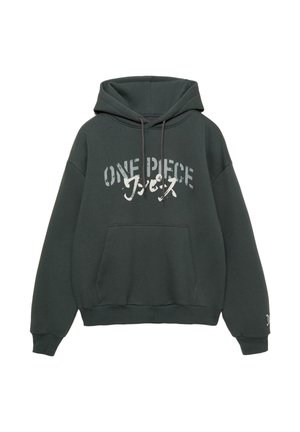 Tamnozelena dukserica s kapuljačom koja ima prednji kengur žep i bijeli grafički tekst "ONE PIECE." Opušteni kroj s rebrastim rukavima i donjim rubom.