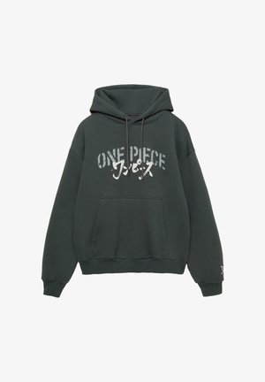 Tamnozelena dukserica s kapuljačom koja ima prednji kengur žep i bijeli grafički tekst "ONE PIECE." Opušteni kroj s rebrastim rukavima i donjim rubom.