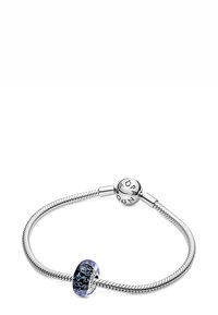 Srebrna verižica za zapestje z modrim in črnim steklenim obeskom s cvetličnimi vzorci ter žigom iz srebra za zapiranje.