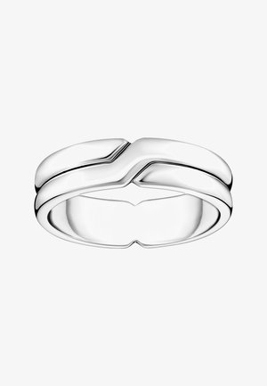 Polierter Silberbandring mit einer dezenten, winkligen V-förmigen Rille, die seine glatte Oberfläche umschließt.