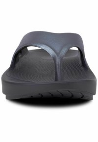 Mørkegrå slidesandal med to udskæringer, tekstureret indersål og glat ydre finish. Flad sål for nemt brug.