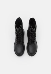 Guess OLENNI - Botins de atacadores - black