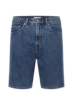 Mellem lange blå denimshorts med forreste knap, lynlås, bæltestropper og lommer på hvid baggrund.