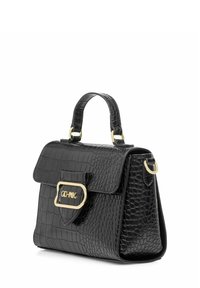 Czarna torebka w krokodyle wzór z złotym zapięciem i dekoracyjną rączką, prezentująca stylowy design odpowiedni na różne okazje.