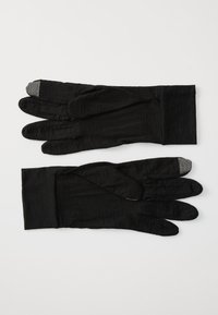 Gants noirs en tissu lisse, présentant un accent texturé au niveau des doigts. Design à quatre doigts avec une finition sans couture.