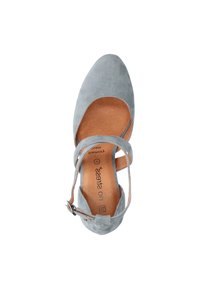Zapato plano de ante gris con punta redonda, correa en el tobillo y plantilla de color marrón claro, presentando una textura suave y un diseño sencillo.