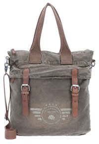 Zaino in tela verde oliva con dettagli in pelle marrone, due fibbie di chiusura e logo stampato sul davanti. Spallaccio regolabile incluso.