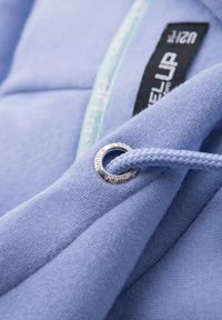 Tissu de sweat à capuche bleu clair au toucher lisse, doté d'un œillet en aluminium et d'un cordon tressé. L'intérieur présente une bordure contrastante.