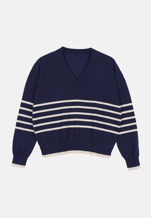 Niebieski sweter V-neck z kremowymi poziomymi paskami. Ribbstowane mankiety i dół, miękka tekstura, luźny krój oraz charakterystyczne detale wzoru.