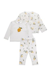 Dreiteiliges Kinderbekleidungsset: weißes Langarmoberteil mit Zitronenapplikation, cardigan mit Blumenmuster und passende Hose mit Zitronendesign.