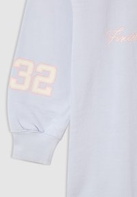 Jasnoniebieska bluza o miękkiej fakturze, z różowym haftowanym numerem "32" na rękawie oraz wyszywanym logo "Finest". Rękawy z mankietami.