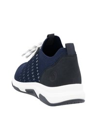 Marineblaue gestrickte Sneaker mit weißen Schnürsenkeln. Verfügt über eine feste schwarze Ferse und eine weiße Mittelsohle. Das Obermaterial hat ein atmungsaktives Mesh-Muster.