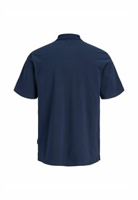 Polo bleu marine à manches courtes vu de dos avec un col classique et un ourlet droit.