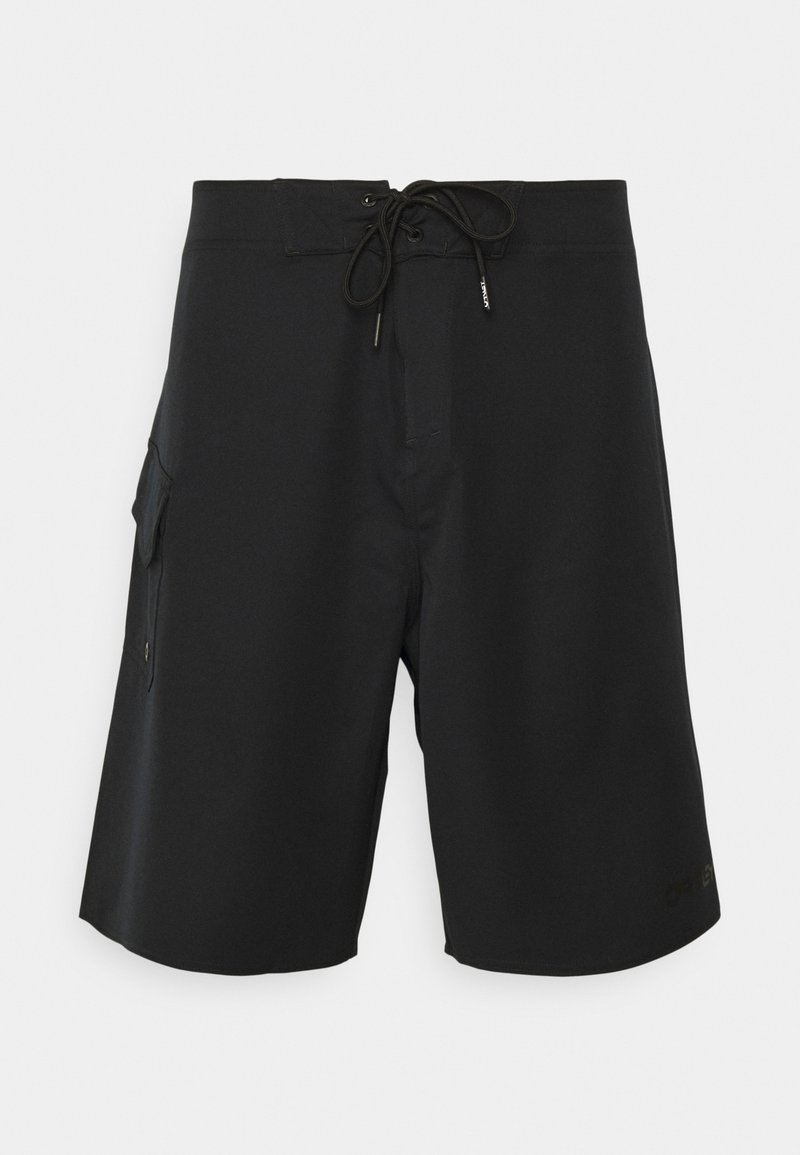 Shorts de bain noirs avec une taille à cordon de serrage, poche cargo sur le côté et texture lisse. Éléments incluent un ourlet légèrement incurvé et un détail de logo.